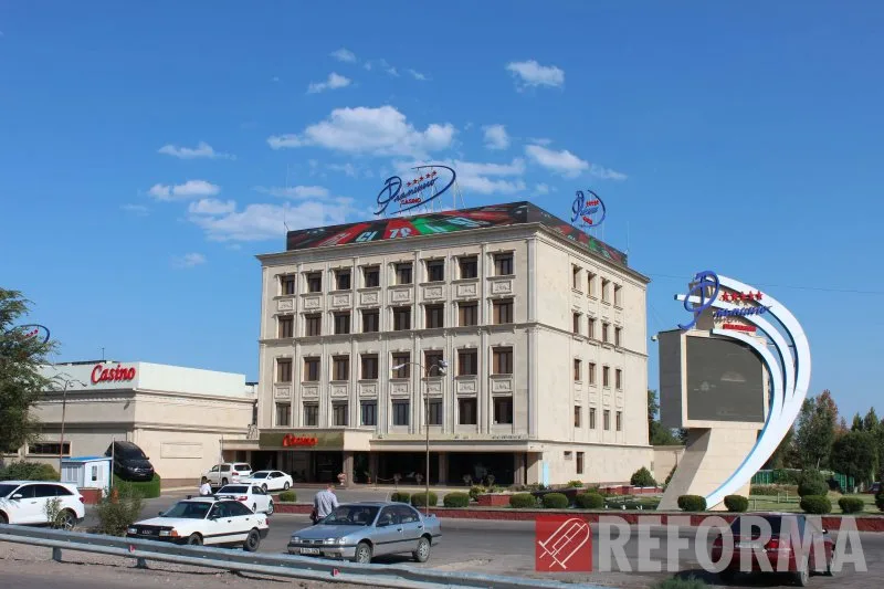 Угловой экран для казино «Фламинго»