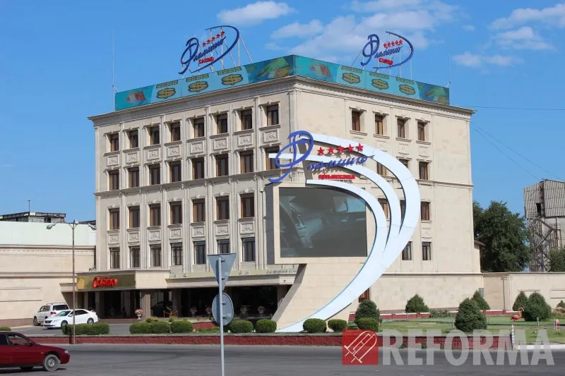 Угловой экран для казино «Фламинго»